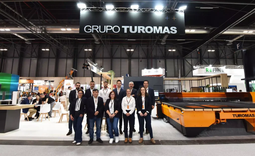 Equipo y stand del Grupo TUROMAS en VETECO 2024