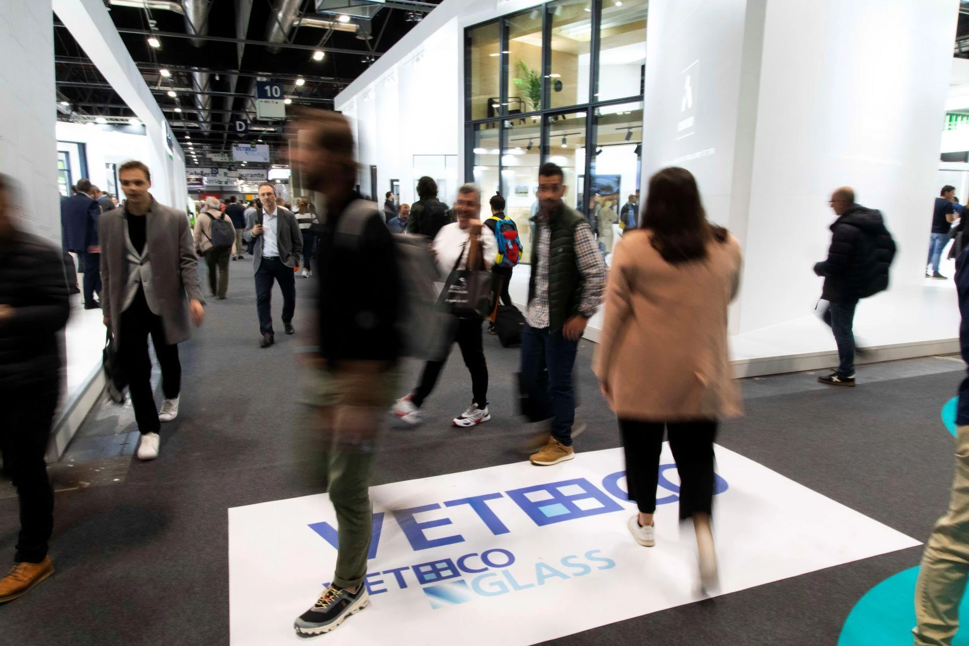 Visitantes en el área VETECO GLASS de la edición 2024